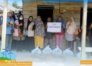 Pegawai dan YBM PLN UIW Babel Salurkan Paket Sembako ke Lansia di Basel