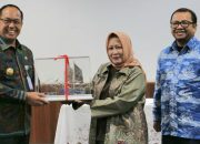 Serahkan Miniatur Kapal Tradisional Babel, Pj. Gubernur Sugito: Ini Warisan Budaya Identitas Lokal