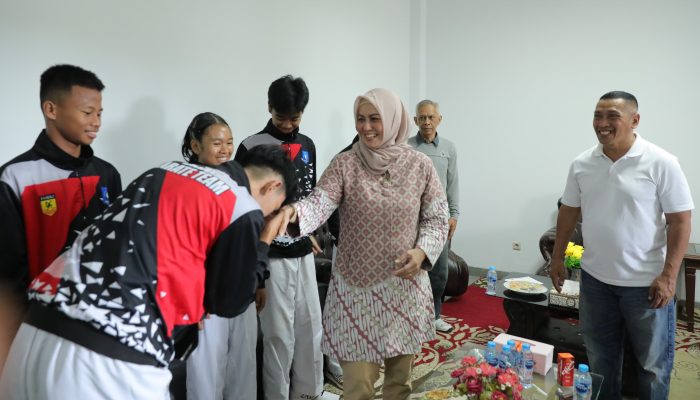 Wagub Babel Lepas 7 Atlet Karate ke Kejurnas Riau, Targetkan 4 Emas untuk Lolos ke Timnas SAKF