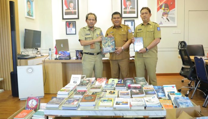 Bakuda dan Diskominfo Hibahkan 517 Buku ke DKPUS Babel, Dorong Budaya Literasi