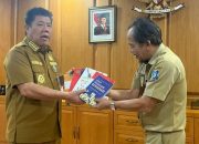 Hidayat Arsani Sumbang Buku untuk Perpustakaan Provinsi