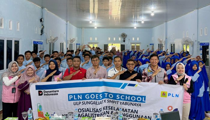 PLN Edukasi Keselamatan Listrik dan Literasi Digital di SMP IT Yabunaya Sungailiat