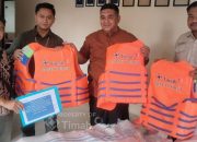 Dukung Keselamatan Nelayan, PT TIMAH Tbk Salurkan Puluhan Life Jacket di Karimun