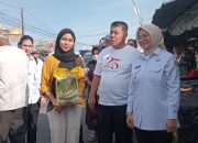 Dampingi Gubernur Babel Bagikan Sembako di Rusunawa dan Pasar Air Itam, Wawako Dessy Pastikan Aksi Sosial Bukan Sekadar Seremonial