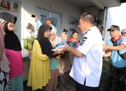 Hari Jadi ke-25 Babel, Gubernur Hidayat Bagikan Ratusan Sembako di Pasar Kampung Asam
