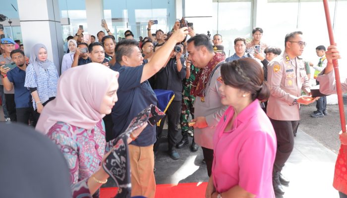 Gubernur Babel Sambut Kapolda Baru Irjen Pol Viktor T. Sihombing di Bandara Depati Amir