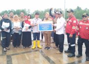 Wawako Salurkan 300 Paket Sembako PT Timah untuk Warga Terdampak Banjir Rob di Opas Indah