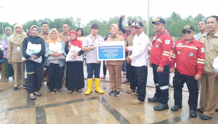 Wawako Salurkan 300 Paket Sembako PT Timah untuk Warga Terdampak Banjir Rob di Opas Indah