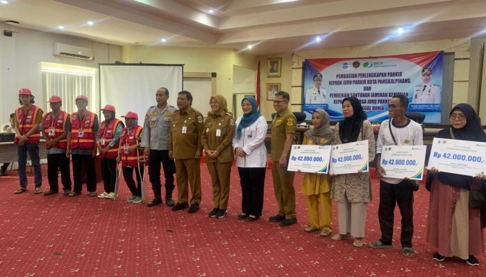 Pemkot Pangkalpinang Serahkan Seragam Parkir dan Santunan Kematian