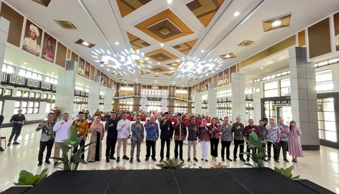 BKKBN Babel Bersama OJK Babel dan Bank Mandiri Salurkan Bantuan GENTING untuk 84 Penerima Manfaat