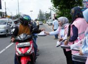 Srikandi PLN Babel Berbagi Takjil dan Kurma di Bulan Ramadan