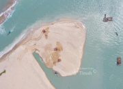 Bersama Mitra Usaha, PT TIMAH Lakukan Pengerukan Muara Air Kantung Guna Permudah Akses Nelayan