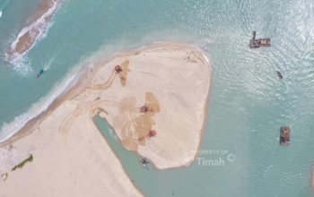 Bersama Mitra Usaha, PT TIMAH Lakukan Pengerukan Muara Air Kantung Guna Permudah Akses Nelayan