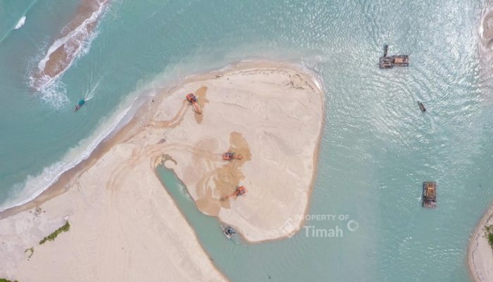 Bersama Mitra Usaha, PT TIMAH Lakukan Pengerukan Muara Air Kantung Guna Permudah Akses Nelayan