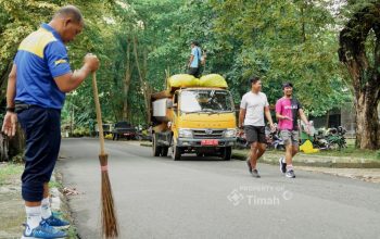 Gotong Royong Jumat Bersih di Taman Sari Sungailiat, Langkah PT TIMAH Wujudkan Ruang Publik yang Sehat