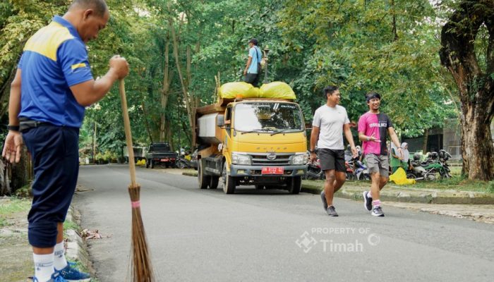 Gotong Royong Jumat Bersih di Taman Sari Sungailiat, Langkah PT TIMAH Wujudkan Ruang Publik yang Sehat