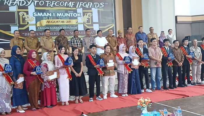 PT TIMAH Dukung Pendidikan, Pelepasan Siswa SMAN 1 Mentok Berlangsung Meriah dan Penuh Haru