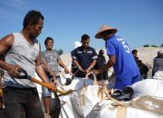 Di Tengah Terik Matahari, Nelayan dan PT TIMAH Kompak Gotong Royong Jaga Akses Muara Jelitik