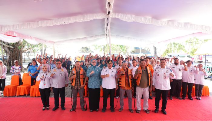Gubernur Babel Bagikan Life Jacket, Nelayan Diminta Siaga Hadapi Cuaca Ekstrem