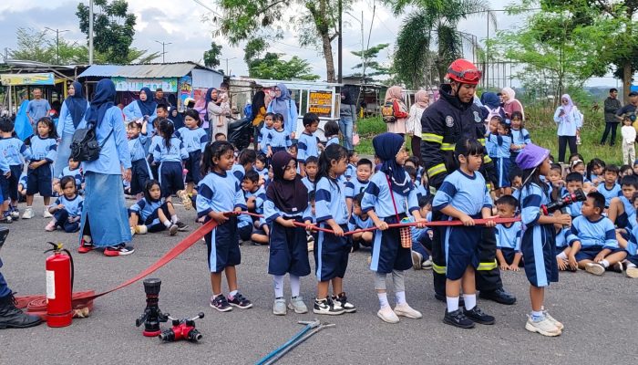 Belajar Profesi Damkar Sejak Dini, Siswa TK Pertiwi Pangkalpinang Antusias Ikuti Simulasi Kebakaran