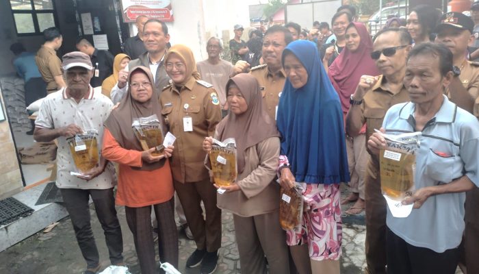 Pemkot Pangkalpinang Salurkan Bantuan Beras untuk 620 Warga Tamansari Jelang Iduladha