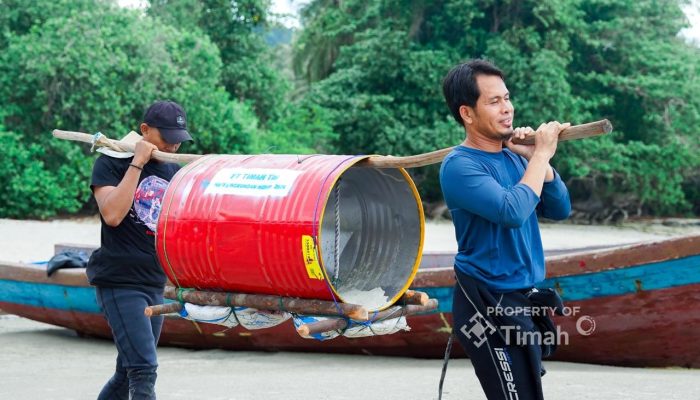 PT TIMAH Perkuat Rehabilitasi Laut, Restocking Cumi dan Tenggelamkan 10 Atraktor di Perairan Timur Bangka
