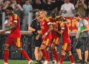 Malen Hattrick, Roma Tampil Gemilang di Laga Pembuka