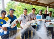 Tingkatkan Hasil Tangkapan Nelayan, PT TIMAH Serahkan Bantuan Jaring Ikan untuk Perkumpulan Nelayan Keluruhan Sawang