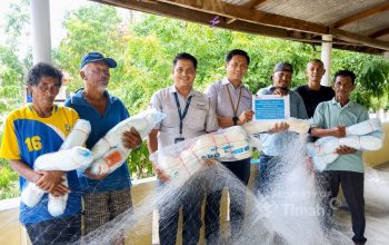 Tingkatkan Hasil Tangkapan Nelayan, PT TIMAH Serahkan Bantuan Jaring Ikan untuk Perkumpulan Nelayan Keluruhan Sawang