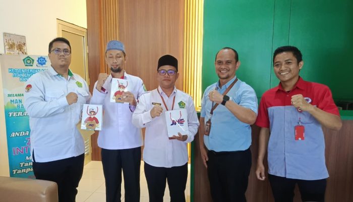 JNE Pangkalpinang dan MAN IC Bangka Tengah Jalin Kerja Sama, Kiriman Orang Tua Siswa Cuma Rp10 Ribu per Kilogram