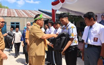 Pemprov Babel Gandeng Baznas Salurkan Bantuan Seragam untuk Ratusan Siswa Prasejahtera di Belitung dan Beltim