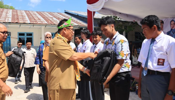 Pemprov Babel Gandeng Baznas Salurkan Bantuan Seragam untuk Ratusan Siswa Prasejahtera di Belitung dan Beltim