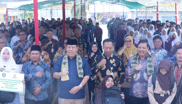 Pemprov Babel dan Baznas Salurkan Bantuan Seragam serta Perlengkapan Sekolah bagi Siswa