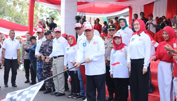 Gubernur Babel Buka Pawai HUT ke-81 RI, 108 Peserta Tampil, TP PKK Babel Bagikan Ratusan Telur Rebus