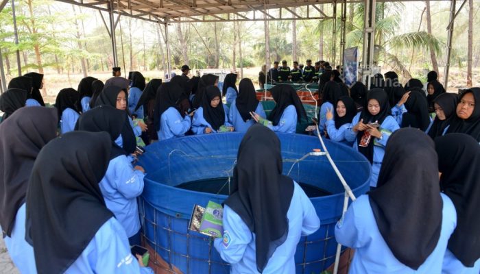 Belajar Pengelolaan Lahan Bekas Tambang, Siswa SMK IT Jamalullail Eksplorasi Kampoeng Reklamasi Air Jangkang PT TIMAH