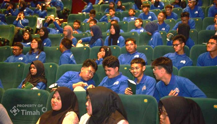 Jaga Semangat Belajar, PT TIMAH Ajak Siswa Kelas Beasiswa Pemali Boarding School Refreshing Lewat Nobar