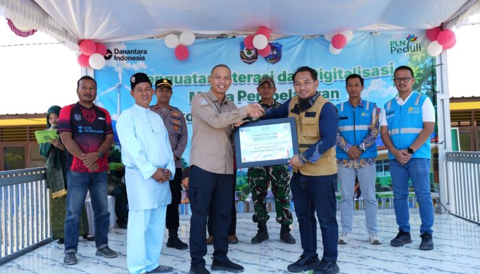 PLN Perkuat Digitalisasi Pendidikan di Pulau Lepar, Salurkan 12 Laptop dan 3 PC