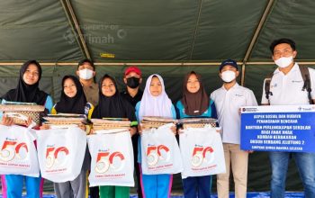 Bantu Anak Kembali Bersekolah, PT TIMAH Salurkan 210 Paket Seragam di Dusun Serdang