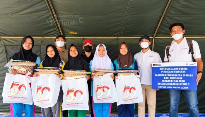 Bantu Anak Kembali Bersekolah, PT TIMAH Salurkan 210 Paket Seragam di Dusun Serdang