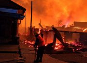 Berpacu dengan Waktu di Tengah Kobaran Api, Aksi Cepat Petugas PLN Amankan Jaringan Listrik Tuai Apresiasi