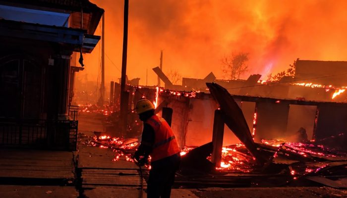 Berpacu dengan Waktu di Tengah Kobaran Api, Aksi Cepat Petugas PLN Amankan Jaringan Listrik Tuai Apresiasi