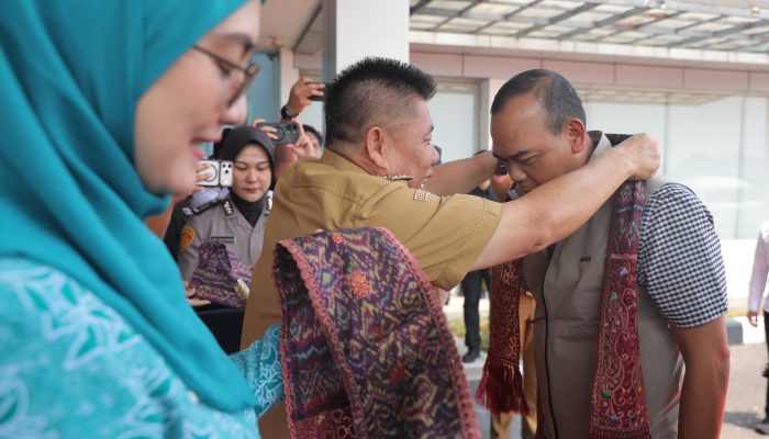 Gubernur Hidayat Arsani Sambut Kapolda Babel Agus Wijayanto dengan Adat Cual